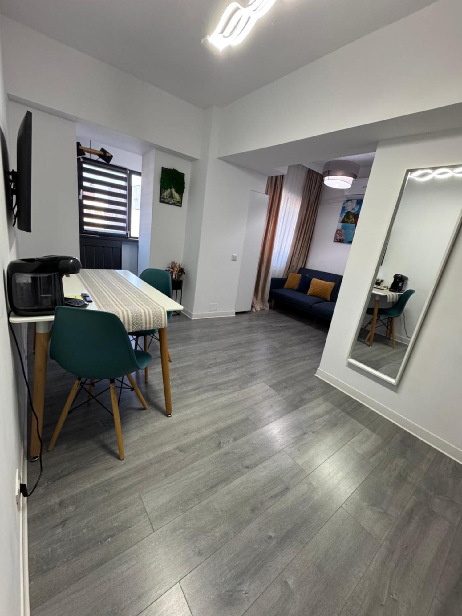 Central Apartment Târgu Jiu Esterno foto