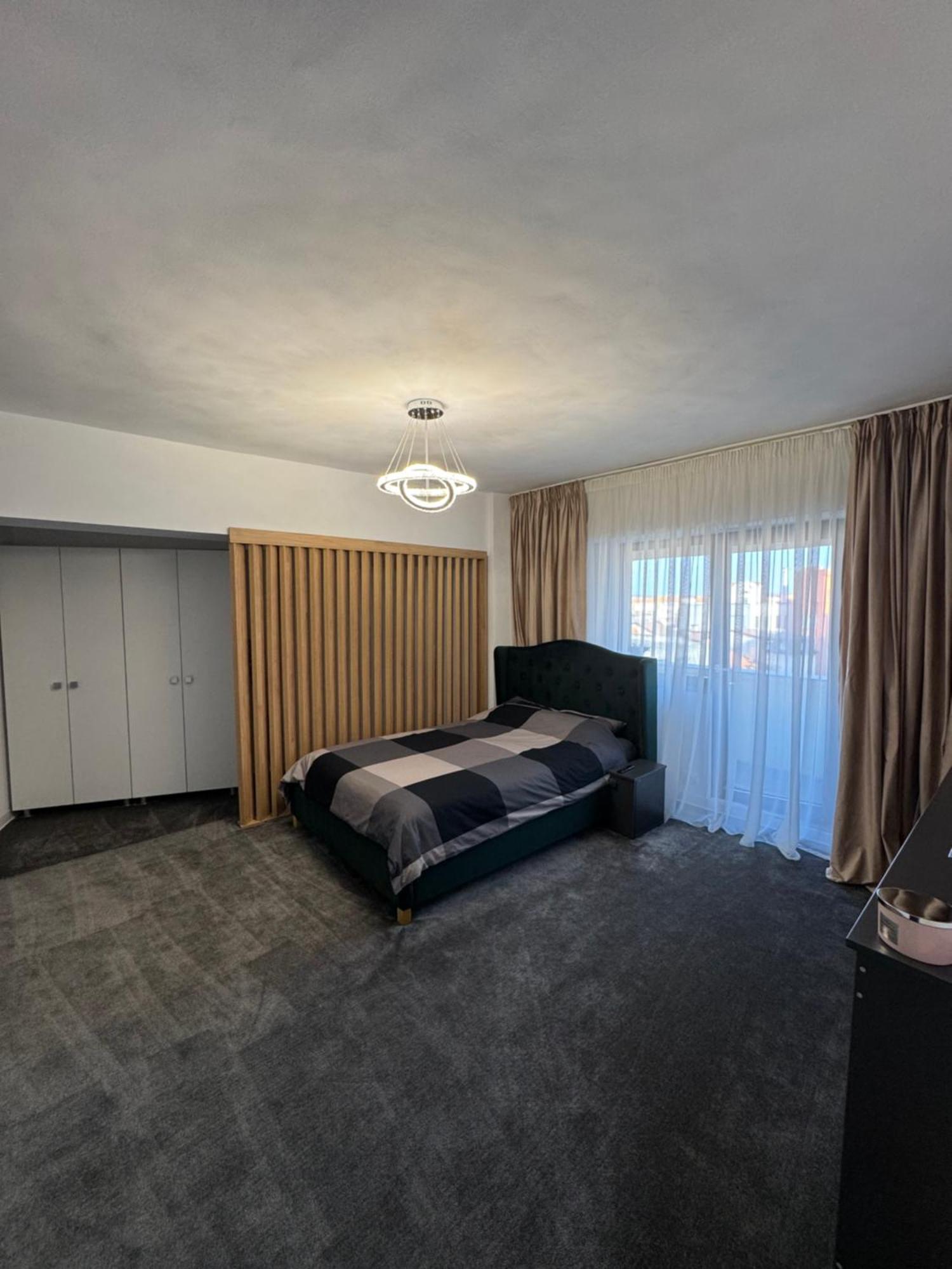 Central Apartment Târgu Jiu Esterno foto